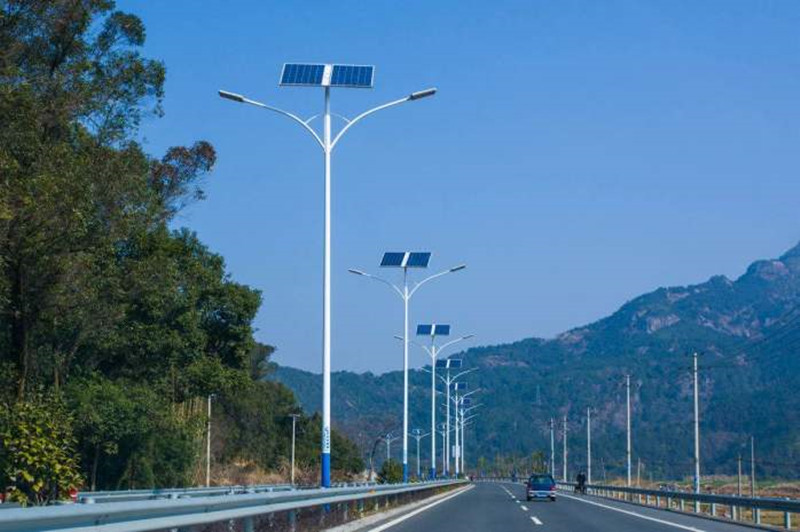 道路两侧太阳能路灯
